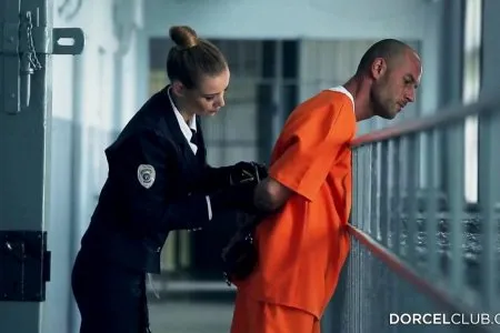 Зека змусили дивитися як у сусідній камері їбуть його дружину