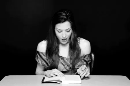 Порноактриса Stoya читає з вібруючим у піхві дільдо