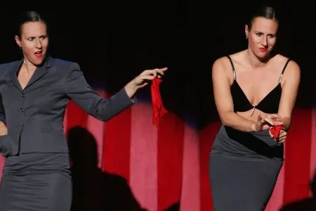 Урсула Мартінес фокус з червоною хусткою